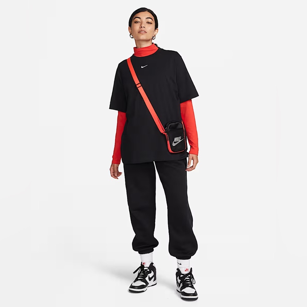Nike Oversized Boyfriend Tee T-shirt - Black - Medium